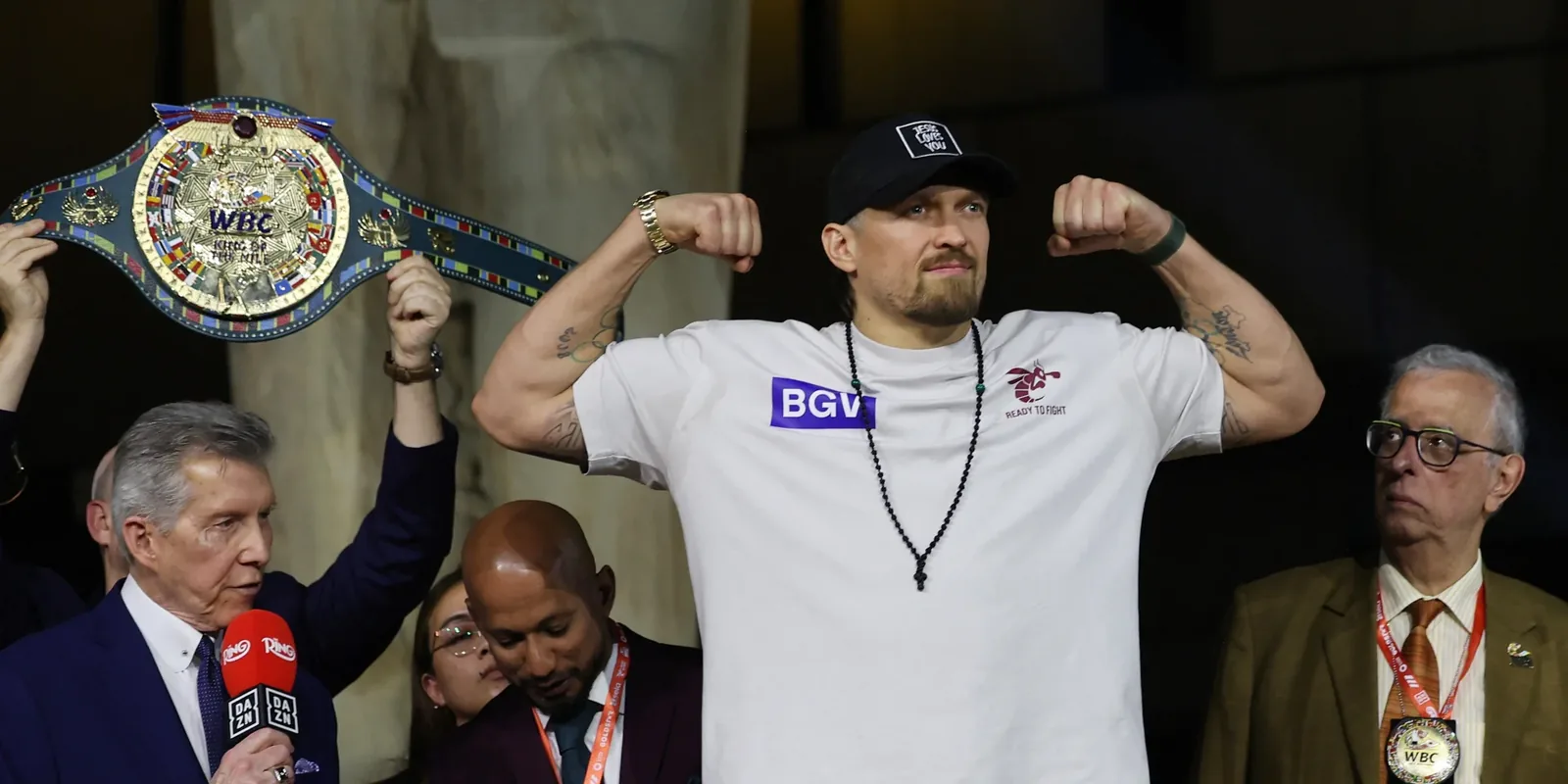 Усик відмовився від усіх своїх чемпіонських поясів і готується до останнього бою
